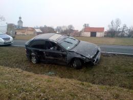 Wyprzedzał na podwójnej ciągłej, dachował w rowie