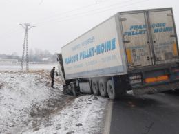 Ciężarówka zderzyła się z samochodem osobowym