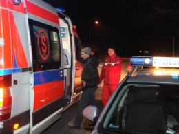 Zasnął za kierownicą i uderzył w drzewo