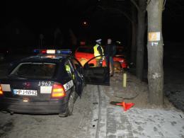 Zasnął za kierownicą i uderzył w drzewo