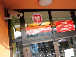 W D.S Kmicic, kamery zamontowano tylko na zewnątrz budynku.