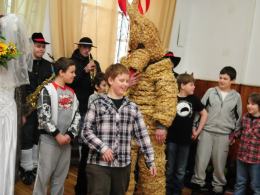 Niedźwiedź z wizytą w opolskich szkołach