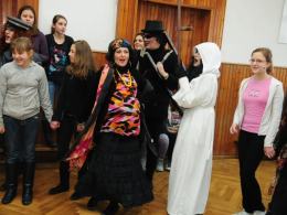Niedźwiedź z wizytą w opolskich szkołach