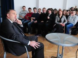 Marszałek wsłuchiwał się w pytania maturzystów z LO II.