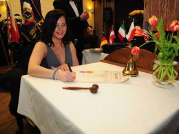Violetta Porowska podpisuje certyfikat międzynarodowego Lions Club.