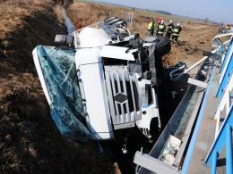 Cysterna wypadła z autostrady
