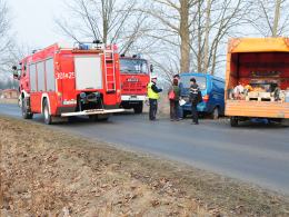 Bus uderzył w drzewo, trzy osoby ranne