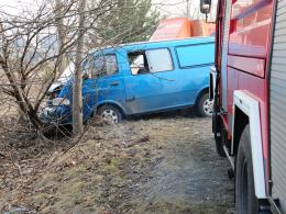 Bus uderzył w drzewo, trzy osoby ranne
