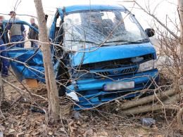 Bus uderzył w drzewo, trzy osoby ranne