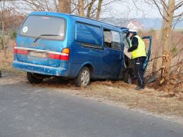 Bus uderzył w drzewo, trzy osoby ranne