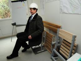 Ryszard Zembaczyński przetestował też krzesełka jakie zostaną zainstalowane na widowni.