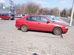 Parking przy stacji Lotos - idealnie zapełniony.