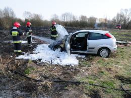 Samochód zajął się od wypalanych traw