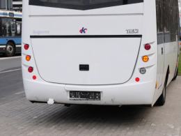 Kobieta wjechała samochodem w autobus