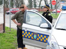 Strażnicy przepytują mężczyznę podejrzewanego o nielegalny wywóz śmieci.