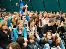 Licealiści pomagają budować studnię w Sudanie