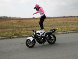 Ewa Pieniakowska - różowa królowa motocyklowych ewolucji