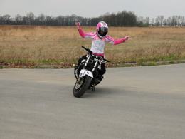 Ewa Pieniakowska - różowa królowa motocyklowych ewolucji