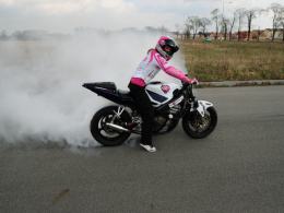 Ewa Pieniakowska - różowa królowa motocyklowych ewolucji