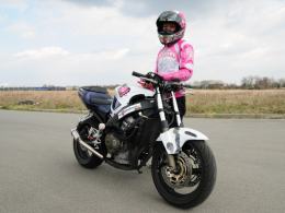 Ewa Pieniakowska - różowa królowa motocyklowych ewolucji