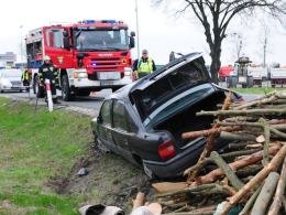 Auto z przyczepką dachowało w Dąbrowie