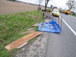 Auto z przyczepką dachowało w Dąbrowie