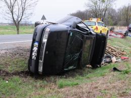 Auto z przyczepką dachowało w Dąbrowie