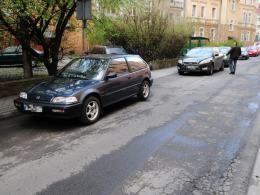 Wjechał pod prąd i uszkodził dwa samochody
