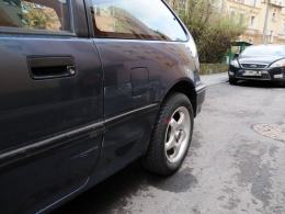 Wjechał pod prąd i uszkodził dwa samochody
