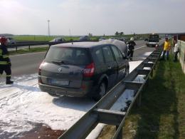Samochód zapalił się na autostradzie