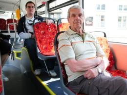 Rudolf Kurdziel(z prawej) cieszy się z nowych autobusów.