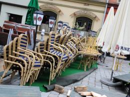 Przygotowania do otwarcia ogródka w restauracji Maska