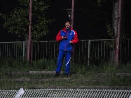 Oglądający mecz z trybun Dariusz Kaniuka.