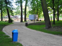 Park cały czas szpeci robotniczy barak.