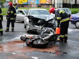 Zderzenie samochodu i motocykla na Chabrach
