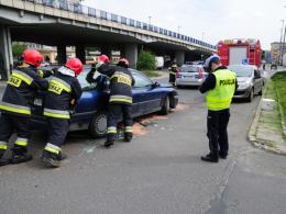 Kierowca renault na rondzie wjechał w "elkę"