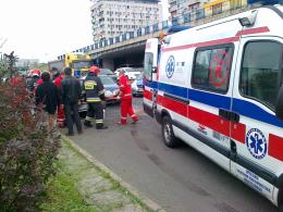 Kierowca renault na rondzie wjechał w "elkę"