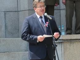Bronisław Komorowski podczas przemówienia przy pomniku Czynu Powstańczego.