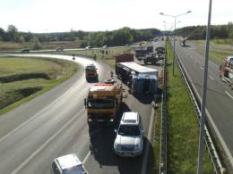 Przewrócona ciężarówka blokowała autostradę