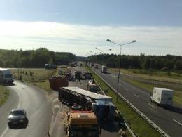 Przewrócona ciężarówka blokowała autostradę