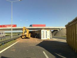 Przewrócona ciężarówka blokowała autostradę