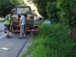 Wjechał w ciągnik i w drzewo. Skończyło się na mandacie