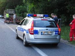 Wjechał w ciągnik i w drzewo. Skończyło się na mandacie
