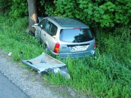 Wjechał w ciągnik i w drzewo. Skończyło się na mandacie