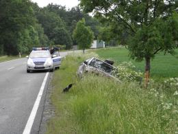 W Leśniczówce auto wypadło z drogi
