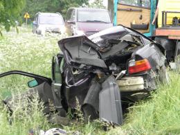W Leśniczówce auto wypadło z drogi