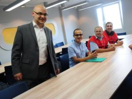 Dyrektor opolskiego NFZ (z lewej) na spotkaniu ze związkowcami.