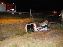 Opel dachował na autostradzie