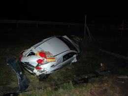 Opel dachował na autostradzie
