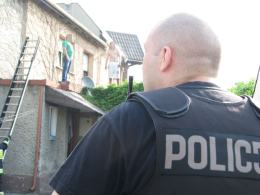 Policjanci uratowali 17-latka - chciał skoczyć z dachu